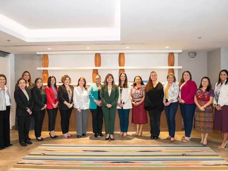 Karin Herrera con las nuevas ministras y secretarias