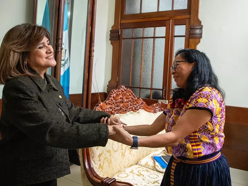 Primera reunión de la Vicepresidenta con la Ministra de Trabajo y Previsión Social