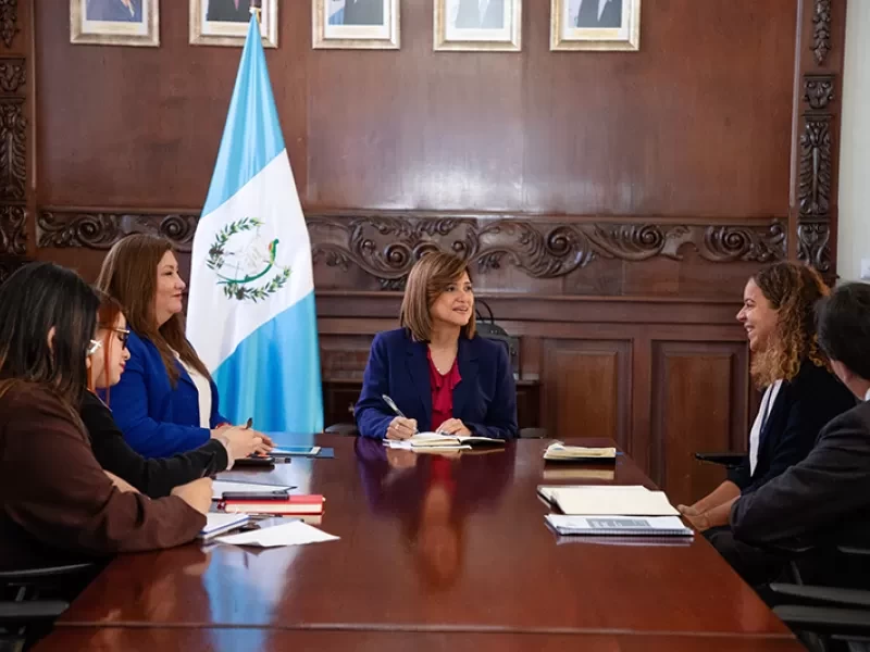 Vicemandataria dialoga sobre oportunidades para migrantes 