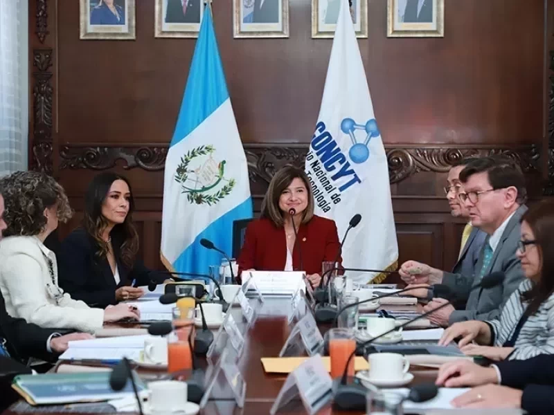 Karin Herrera preside sesión extraordinaria del CONCYT