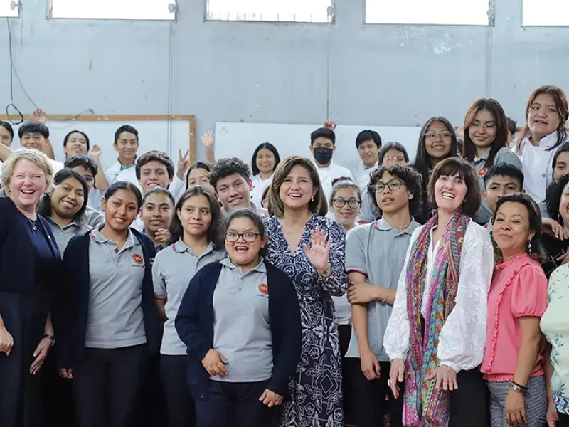 Vicepresidenta conversa con jóvenes sobre la importancia de la seguridad alimentaria y nutricional