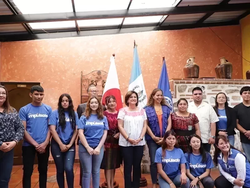 Vicepresidenta dialoga con jóvenes y señoritas sobre migración