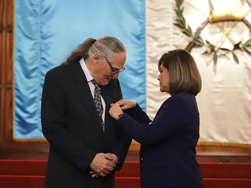 Karin Herrera otorga Orden del Quetzal a Químico Biólogo