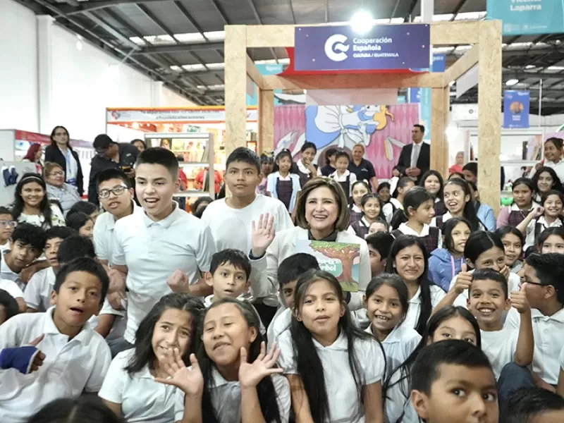 Dra. Karin Herrera motiva a estudiantes de primaria en la FILGUA 2024