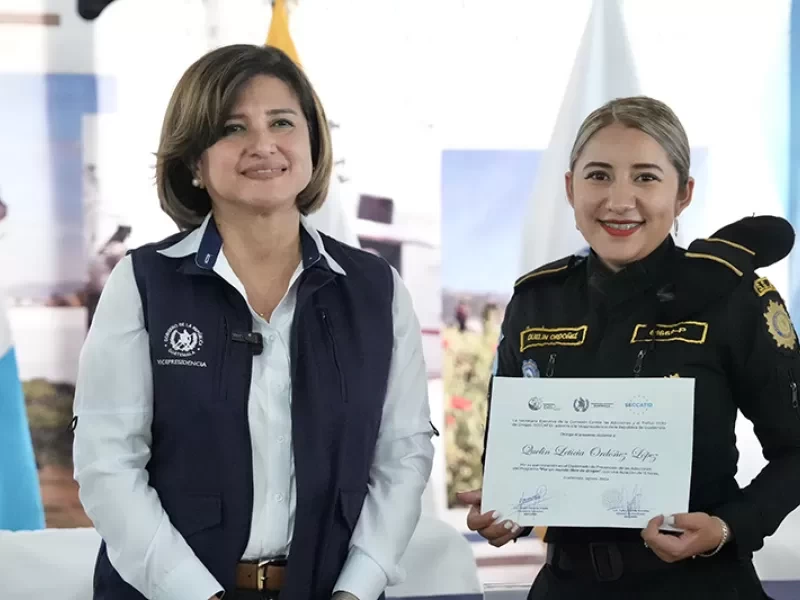 Vicepresidenta cierra diplomado en prevención de adicciones en Jutiapa