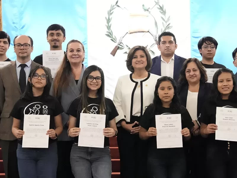 Vicepresidenta y subsecretario de Senacyt Juramentan a la Selección Nacional de Matemática