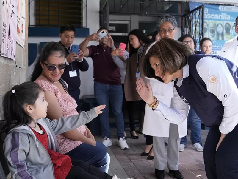 Vicepresidenta continúa verificación de centros de salud en Huehuetenango
