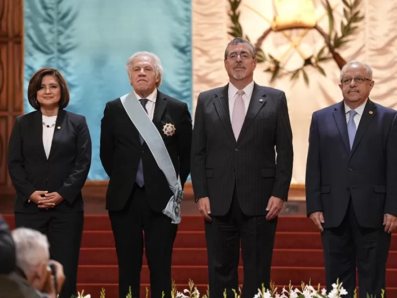 Guatemala condecora a Luis Almagro con la Orden del Quetzal por su labor en defensa de la democracia