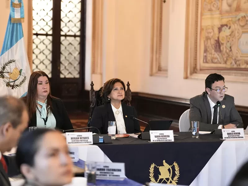 La vicepresidenta Karin Herrera, preside la primera sesión ordinaria del año de Autoridad Migratoria Nacional
