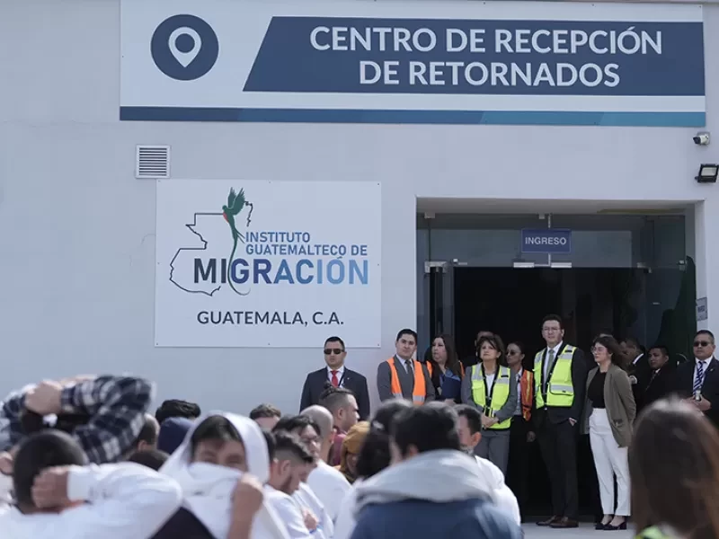 Vicepresidenta Karin Herrera, recibe a 116 guatemaltecos retornados de Estados Unidos