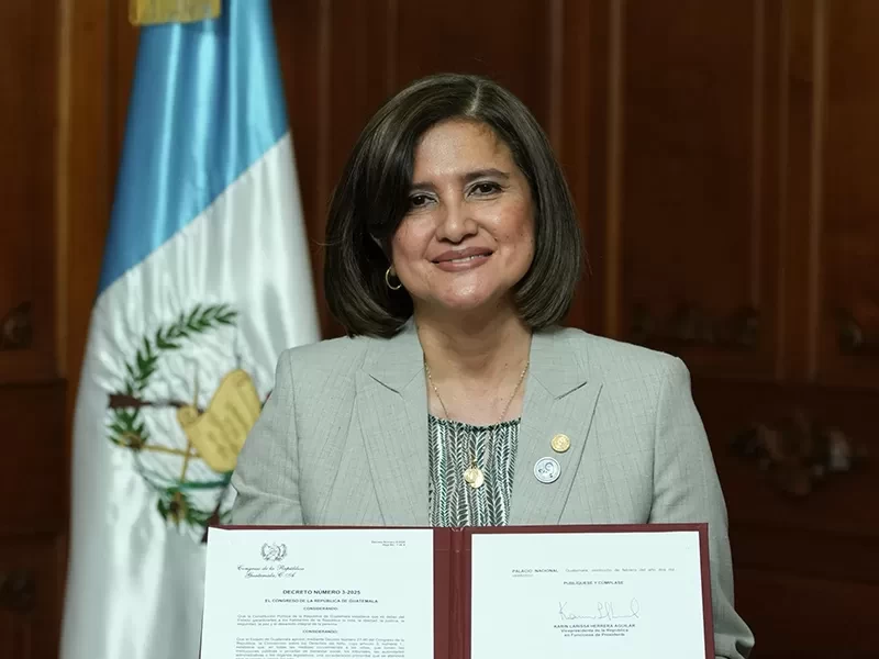 Presidenta en funciones Karin Herrera, sanciona el decreto en contra de la trata de niñez en el sistema penitenciario