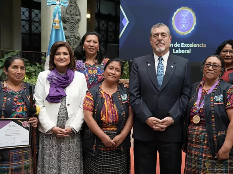 Vicepresidenta Karin Herrera junto al presidente Bernardo Arévalo reconocen a mujeres comadronas