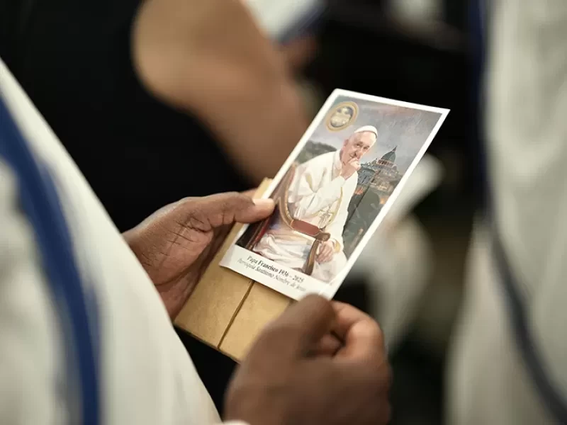El binomio presidencial despide al Papa Francisco en una misa en su honor