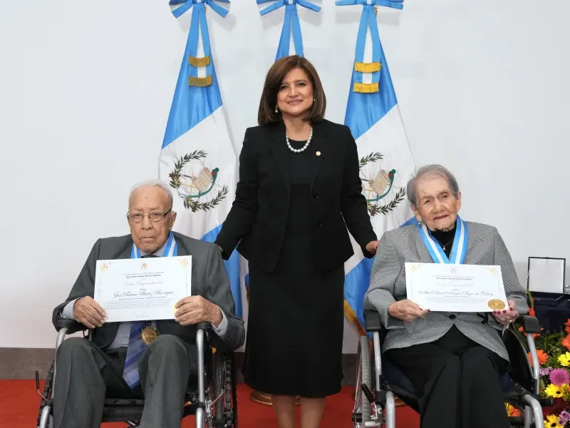 Maestros que dejan huella. Vicepresidenta Herrera honra a dos referentes del magisterio