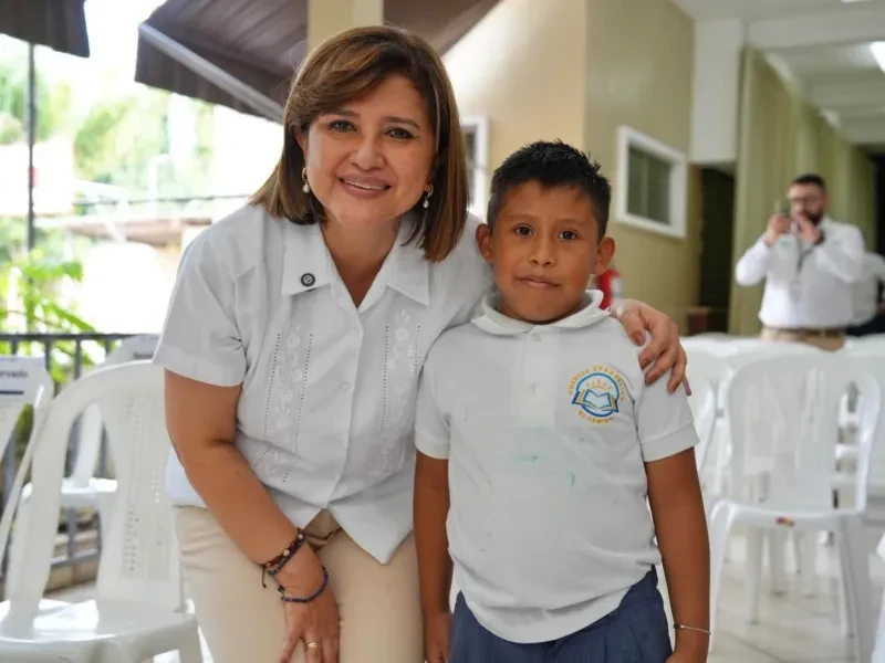 Vicepresidenta Karin Herrera impulsa educación científica en Petén