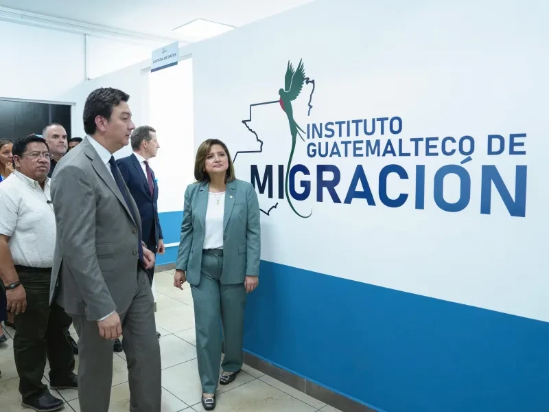 Foto de apertura del primer Centro Regional de Emisión de pasaportes en Chiquimula