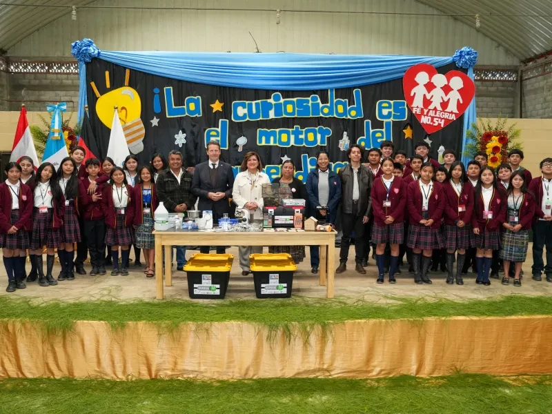 Estudiantes recibiendo el Kit STEM Despertar