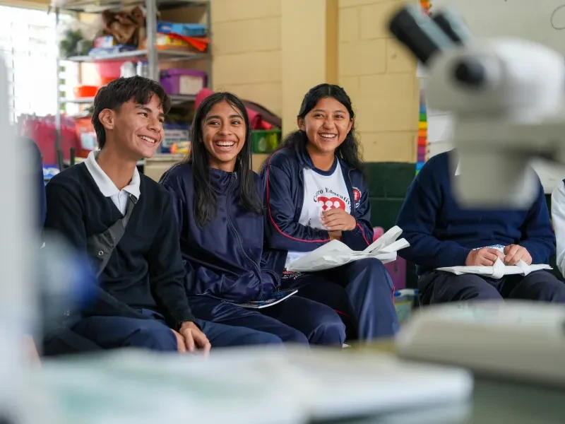 Estudiantes aprendiendo con el Kit Despertar en los Clubes de Ciencias