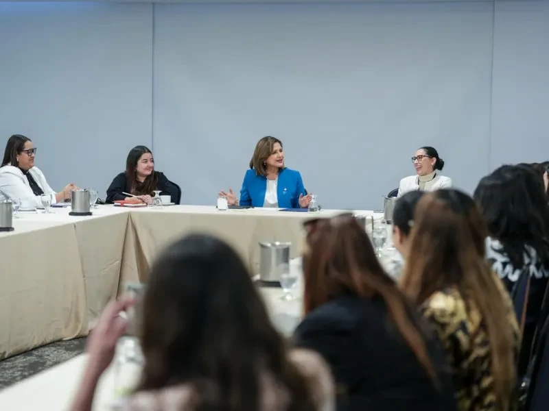 Vicepresidenta durante el encuentro con mujeres jóvenes profesionales