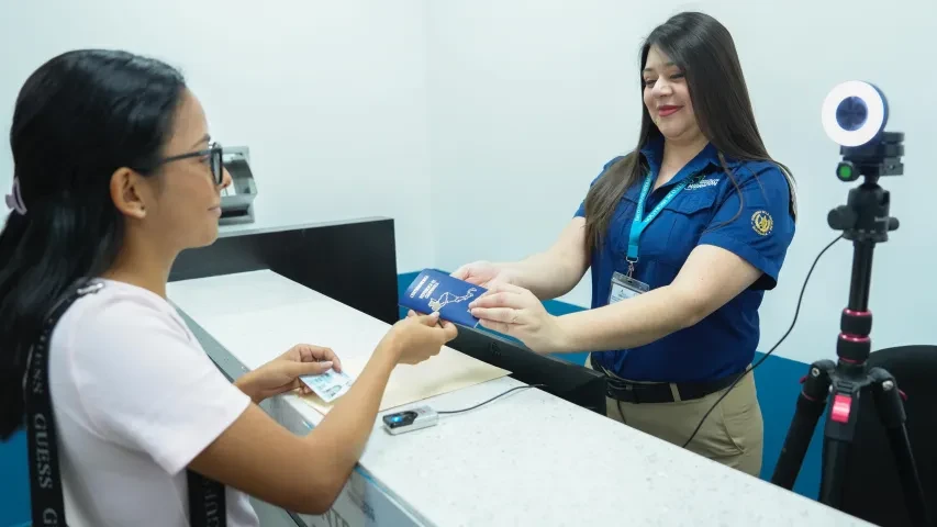 Entrega del primer pasaporte