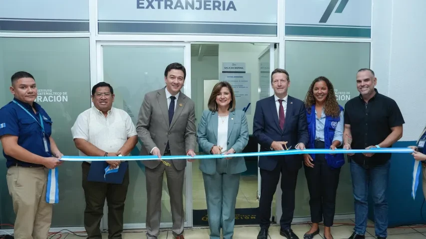 Corte simbólico con Vicepresidenta Dra. Karin Herrera