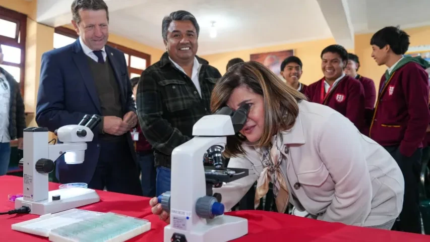Vicepresidenta enseñando el uso del Kit Despertar