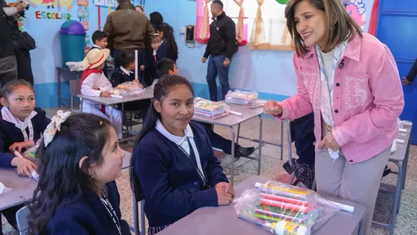 Vicepresidenta, Dra. Karin Herrera y alumnas