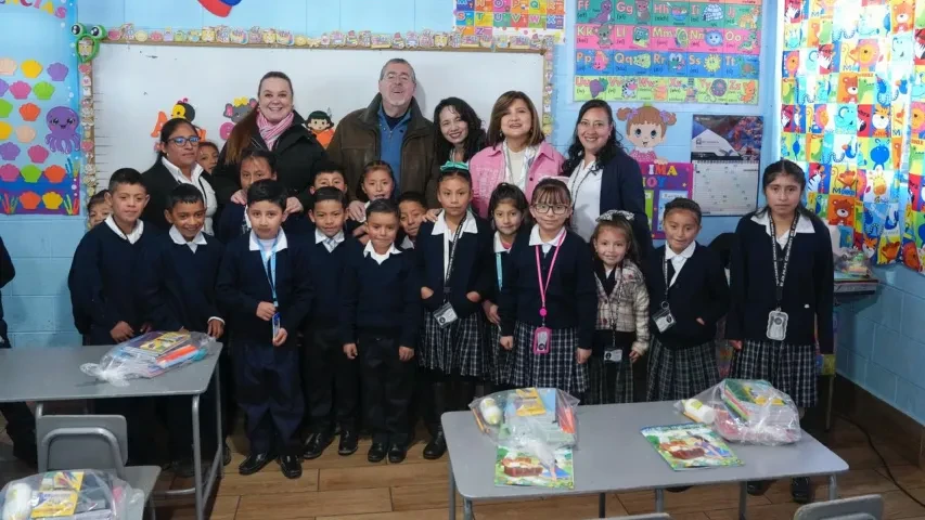 Alumnos y autoridades de gobierno