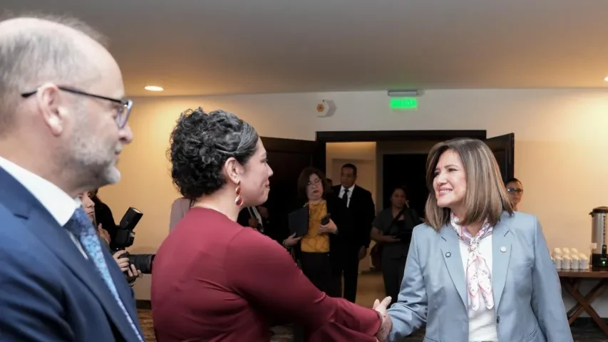 Vicepresidenta, Dra. Karin Herrera y autoridades