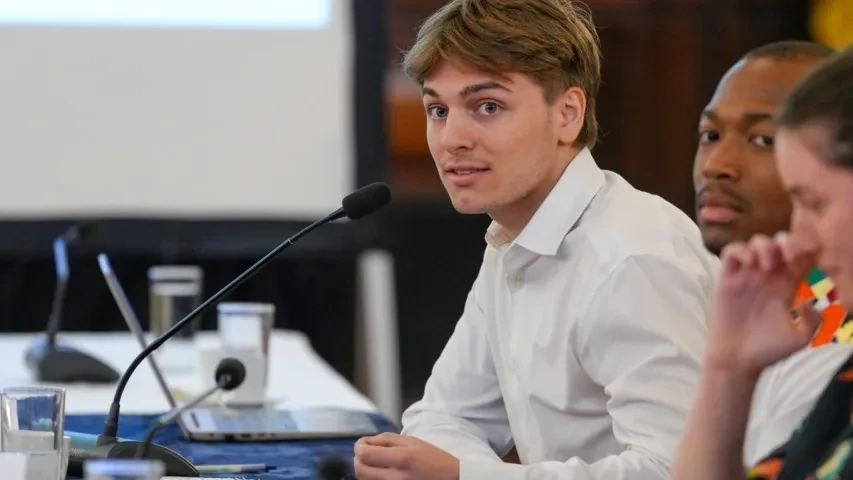 Estudiante presentando la información y desafíos del proyecto