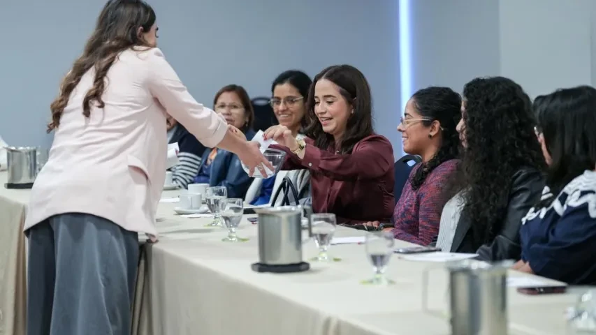 Las mujeres profesionales realiazaron preguntas a la Vicepresidenta