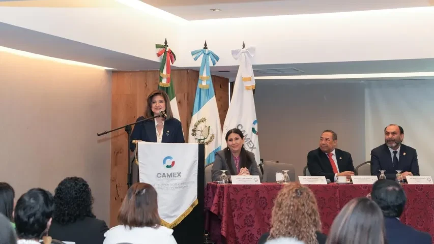 Autoridades en  el II Encuentro de Mujeres en Logística y Comercio Exterior