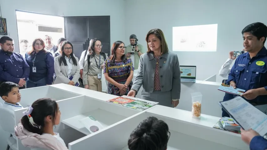 Vicepresidenta interactuando con los alumnos