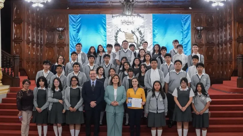Vicepresidenta, Dra. Karin Herrera con alumnos