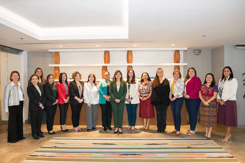 Karin Herrera con las nuevas ministras y secretarias