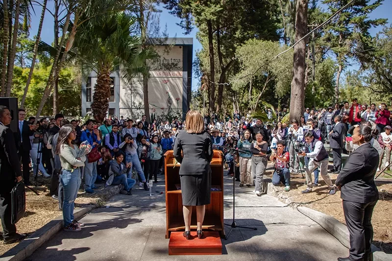 Vicepresidenta llama a llevar honra a la USAC