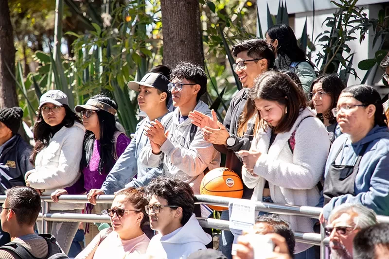 Vicepresidenta llama a llevar honra a la USAC
