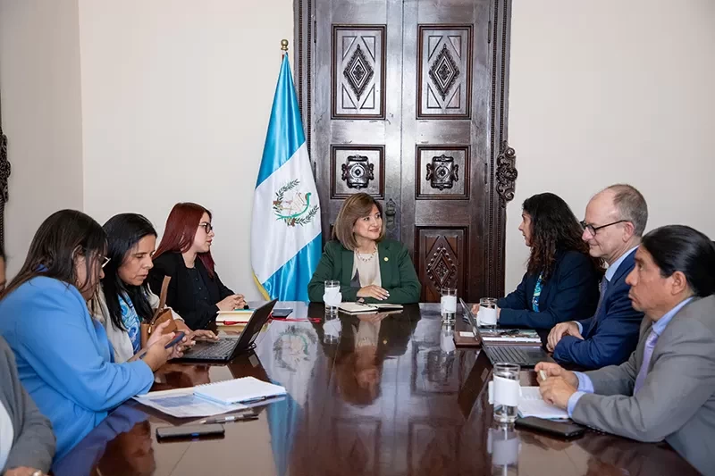 Vicepresidenta de Guatemala destaca políticas a favor de las mujeres, migración y economía durante reunión con representantes del BID