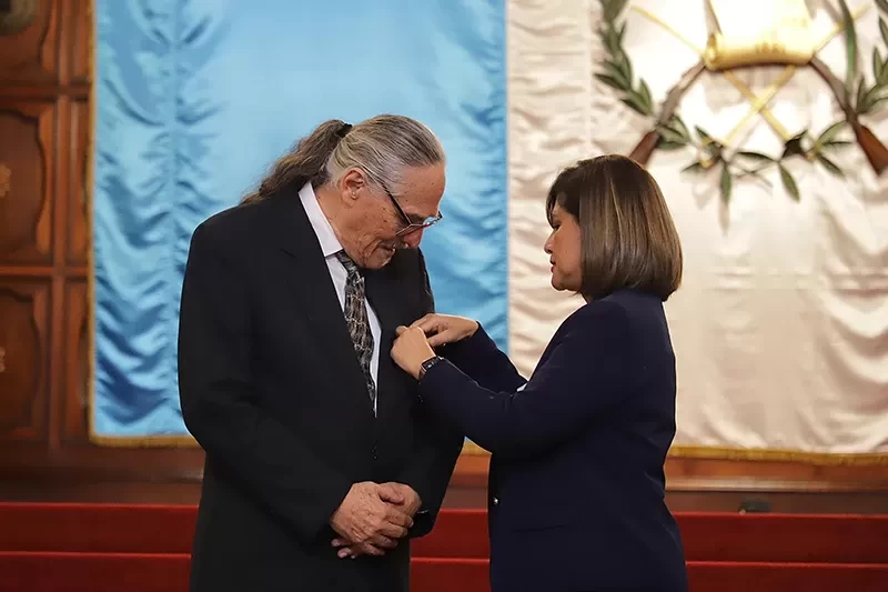 Karin Herrera otorga Orden del Quetzal a Químico Biólogo