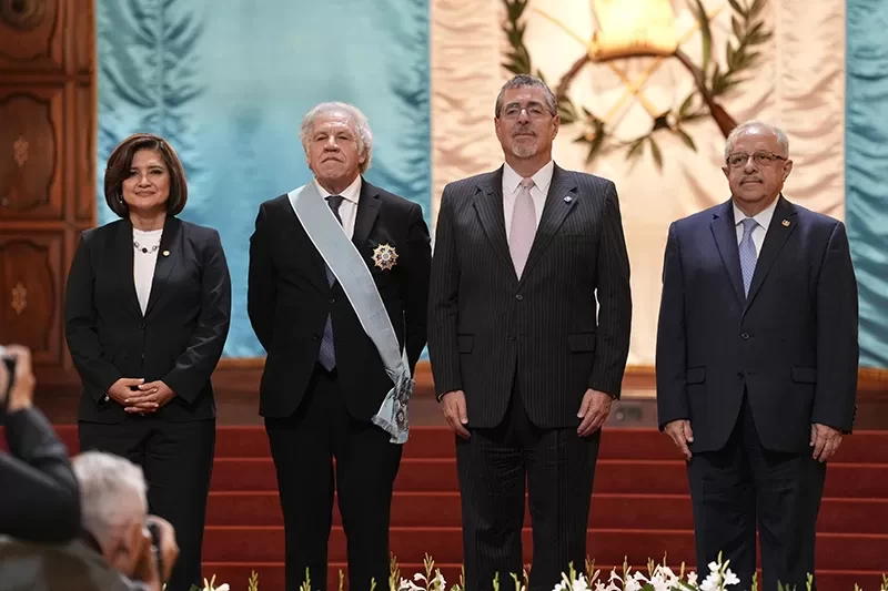 Guatemala condecora a Luis Almagro con la Orden del Quetzal por su labor en defensa de la democracia