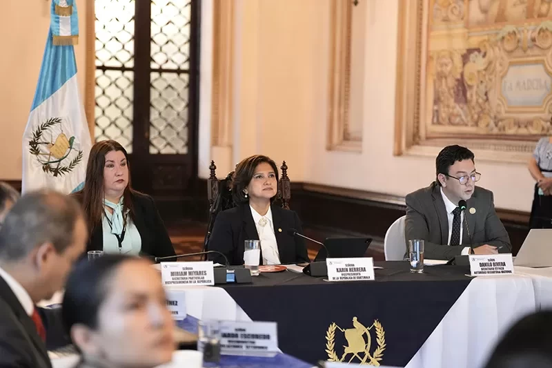 La vicepresidenta Karin Herrera, preside la primera sesión ordinaria del año de Autoridad Migratoria Nacional