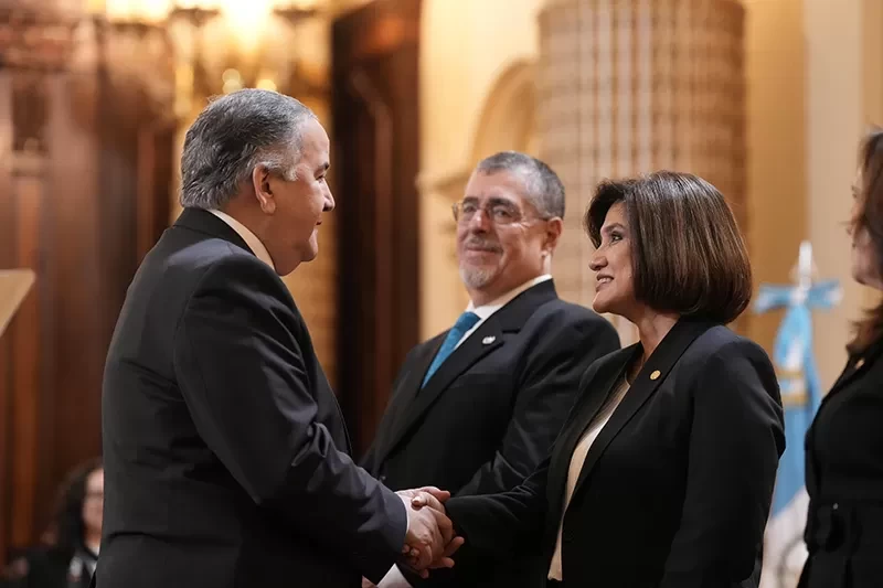 Presidente y vicepresidenta de Guatemala, reciben saludo de Año Nuevo del Cuerpo Diplomático