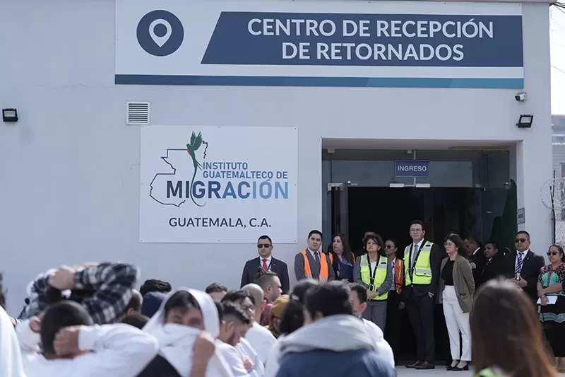 Vicepresidenta Karin Herrera, recibe a 116 guatemaltecos retornados de Estados Unidos
