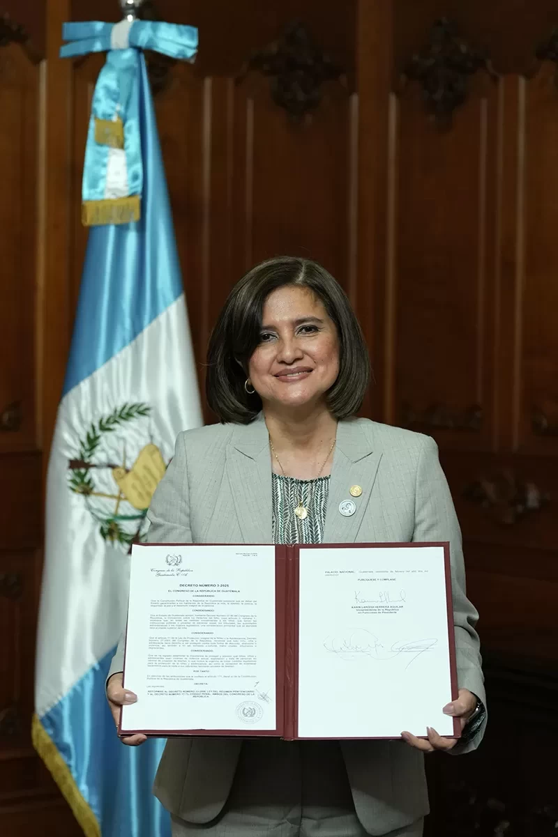 Presidenta en funciones Karin Herrera, sanciona el decreto en contra de la trata de niñez en el sistema penitenciario