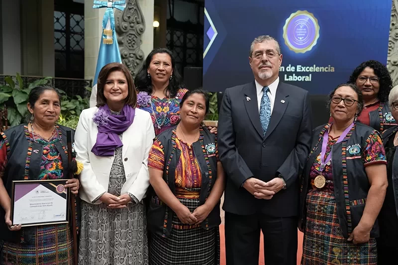 Vicepresidenta Karin Herrera junto al presidente Bernardo Arévalo reconocen a mujeres comadronas
