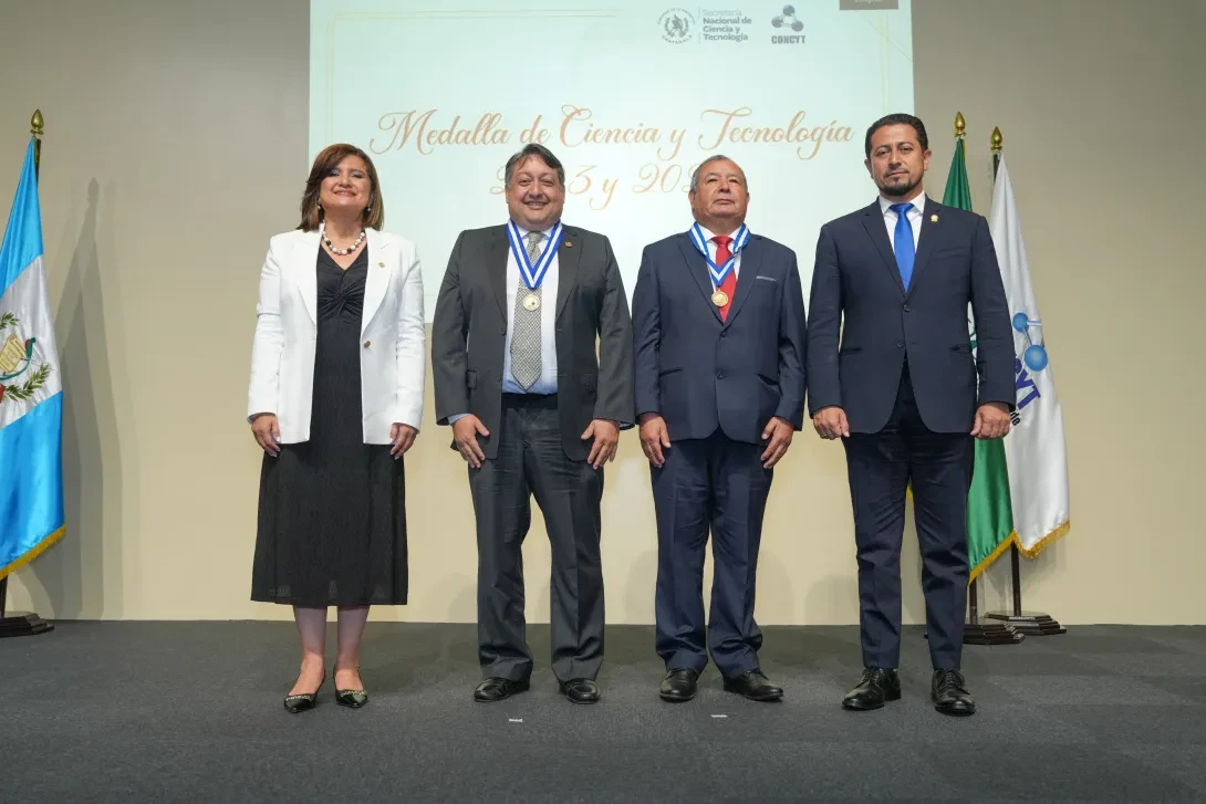 Vicepresidenta Karin Herrera entrega Medalla de Ciencia y Tecnología