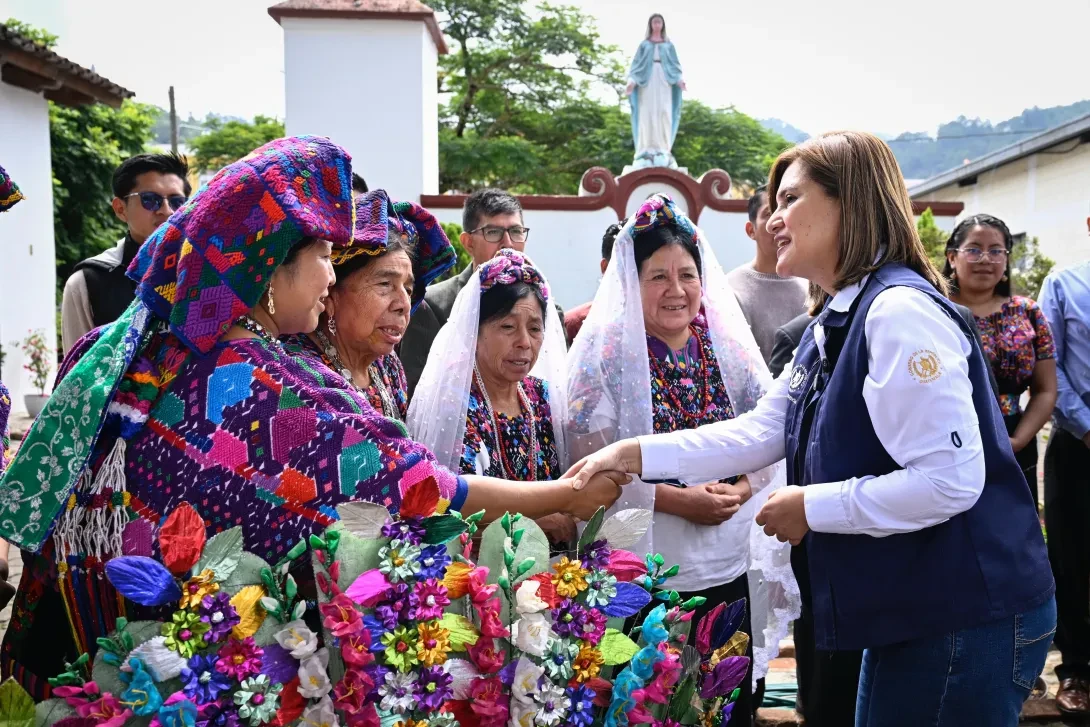 Presidenta en funciones Karin Herrera destaca desarrollo social en Santo Domingo Xenacoj.