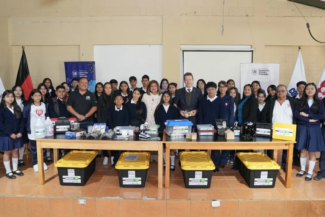 Estudiantes del Centro Educativo Fe y Alegría reciben Kits Despertar