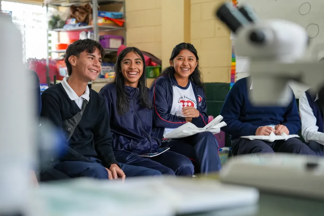 Estudiantes aprendiendo con el Kit Despertar en los Clubes de Ciencias