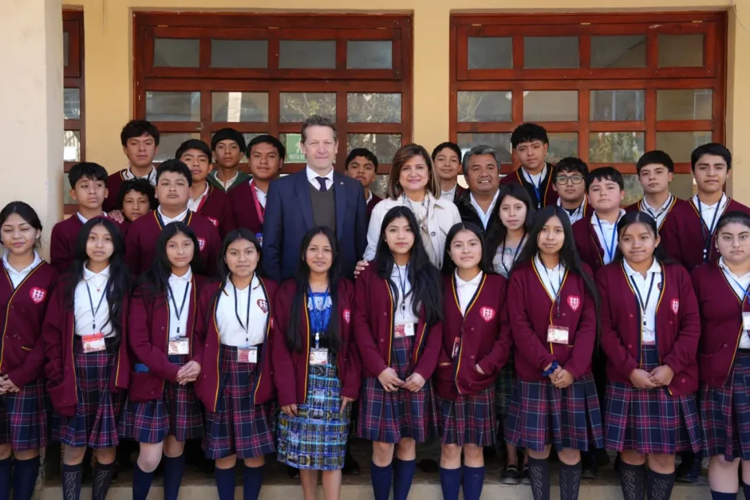 Autoridades y estudiantes